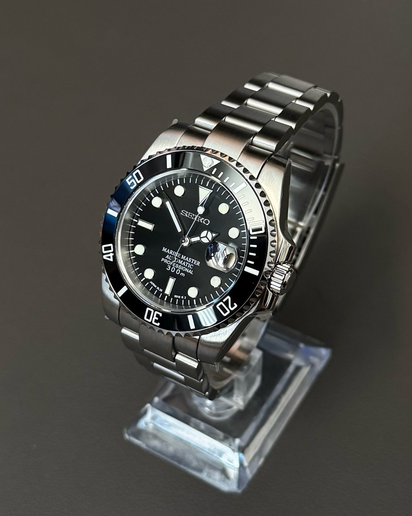 Dive Watch: Stainless Steel Black Bezel on Oyster Bracelet