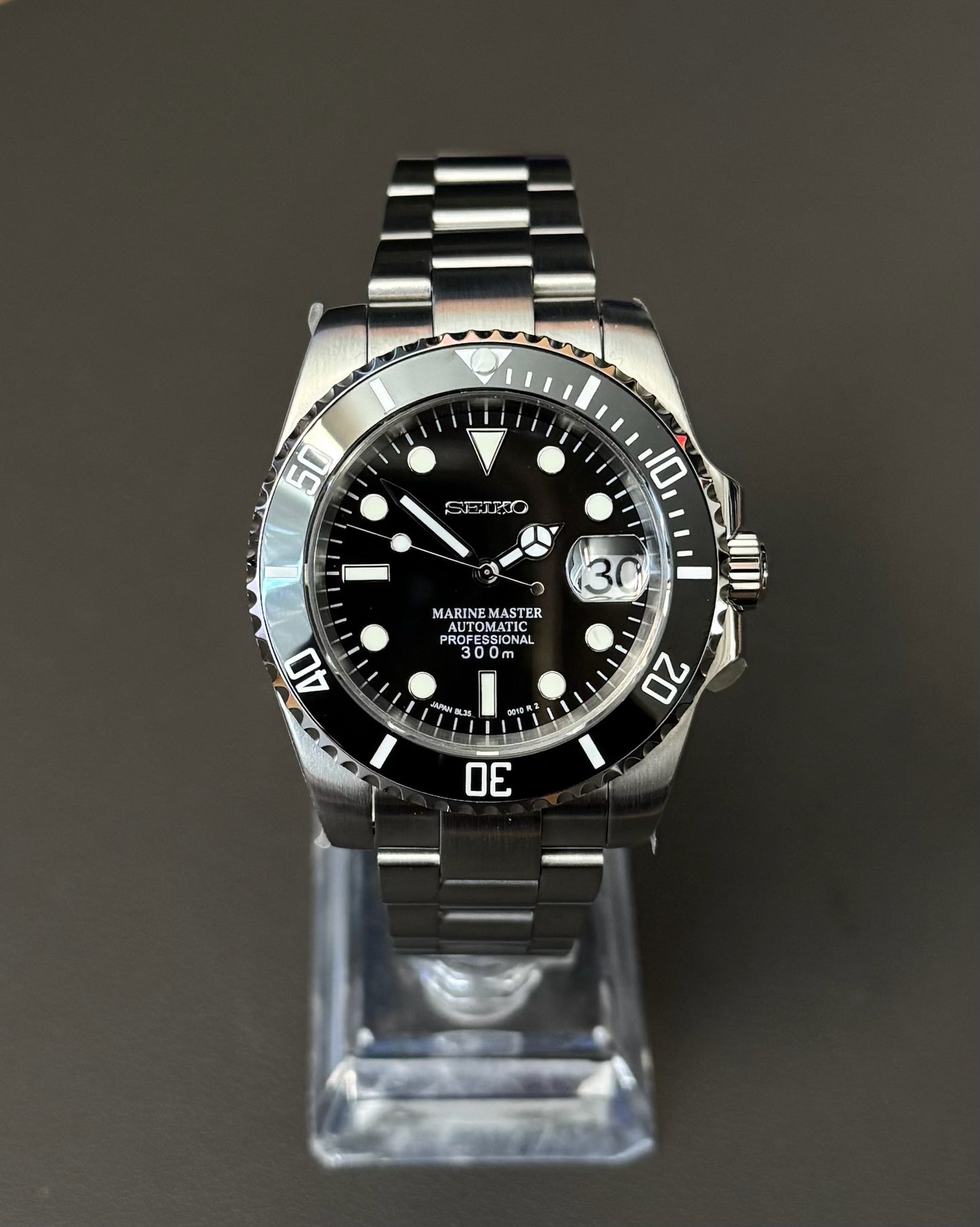 Dive Watch: Stainless Steel Black Bezel on Oyster Bracelet