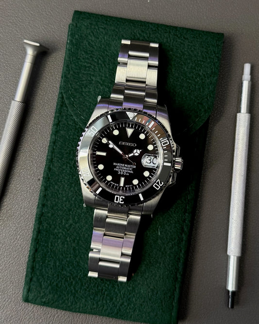 Dive Watch: Stainless Steel Black Bezel on Oyster Bracelet