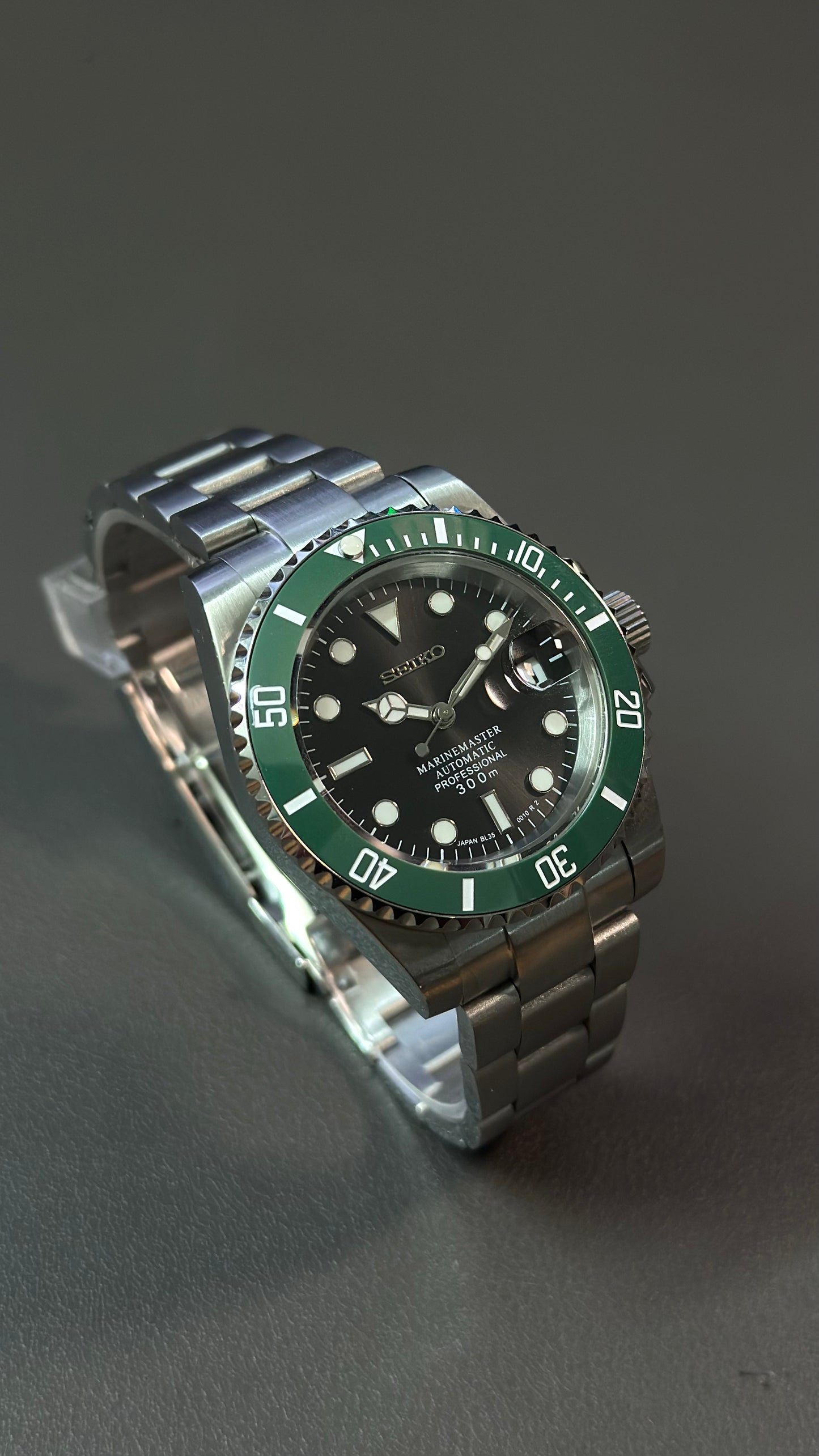 Dive Watch: Stainless Steel Green Bezel on Oyster Bracelet