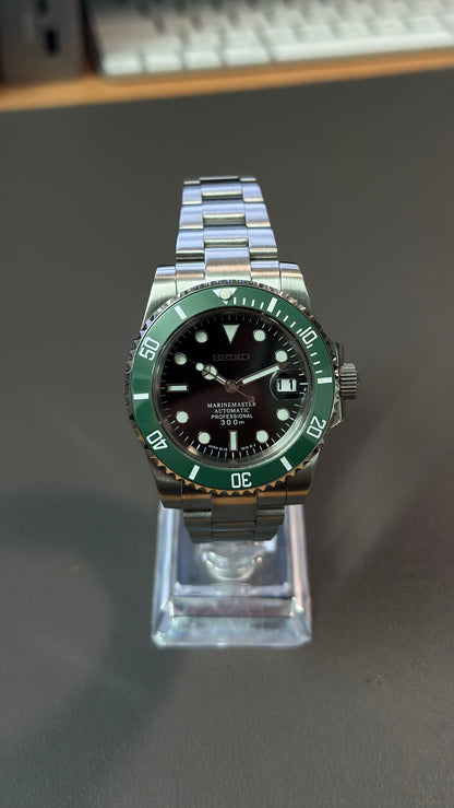 Dive Watch: Stainless Steel Green Bezel on Oyster Bracelet